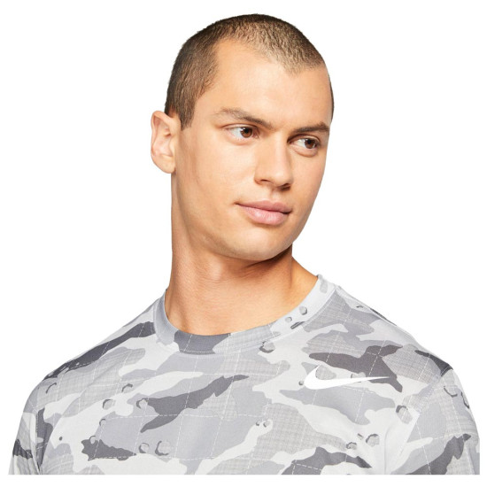 Nike Ανδρική κοντομάνικη μπλούζα Camo Nike Ανδρική κοντομάνικη μπλούζα Camo